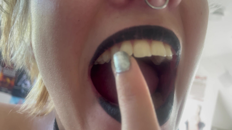 Glitterqueen1999: Mondtour zwarte lippenstift gothic