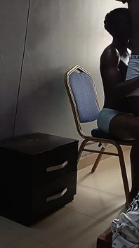 グローリーが部屋でセックスを求めている