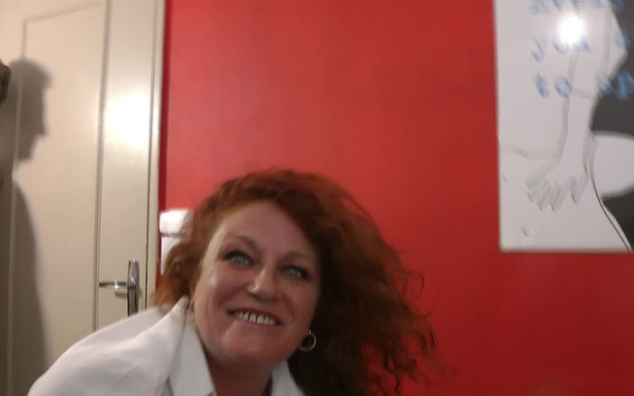 Paris Jango: Mogen fru knullas framför sin cuckold make!