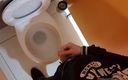 FM Records: Pissar på en gemensam toalett under jobbet