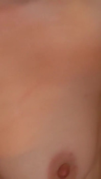 Sexy britische MILf cindy zeigt ihren schönen nackten körper und masturbiert in der badewanne