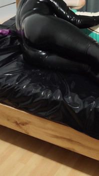 Hete Latex Verpleegster Kreeg Een Orgasme Met Een Paars Speeltje Waarmee Hij Aan Het Spelen Was. Tweede Hoek