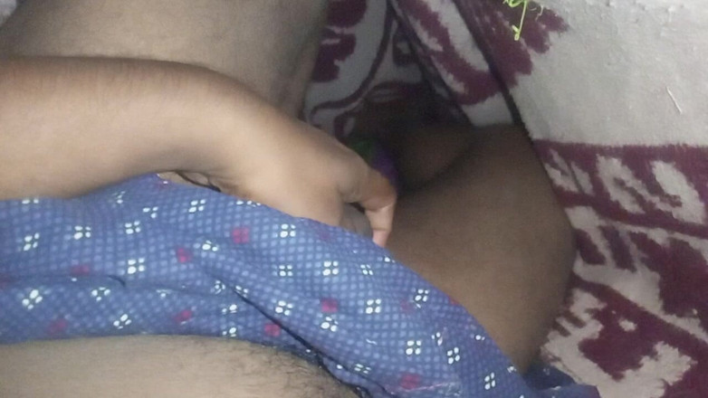 Sweet Indian cock: Indický gay kluk má venkovní masterbate