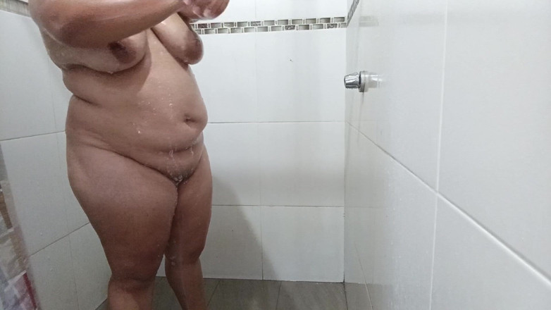 Stepmom_with_big_tits: 继父偷偷拍摄他的继女洗澡，而她则非常地抚摸她的乳房。