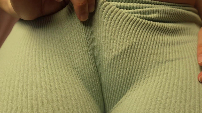 AmayaMori: India embarazada madrastra coño marcado en leggings azules y masturbándose...