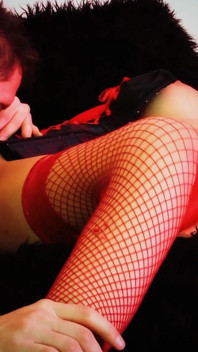 Katie Kaliana își înmoaie pula în pizdă cu spermă