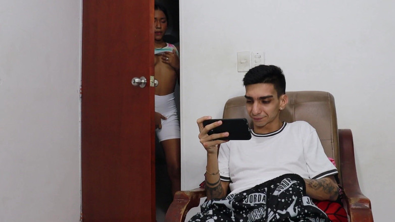 Jamesxd1010: Mijn stiefzus was bezig met de schoonmaak in de kamer...