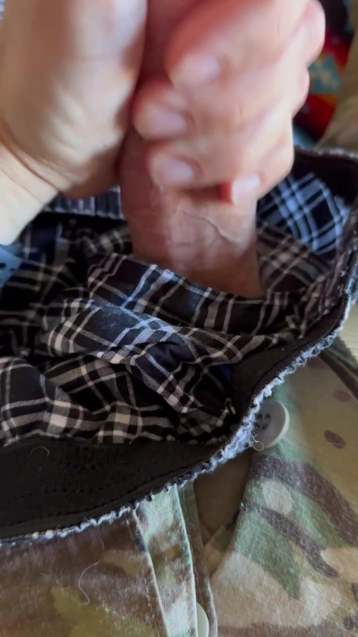 Gay Soldier Stuff: Il soldato arrapato si masturba nella sua stanza sparando un...