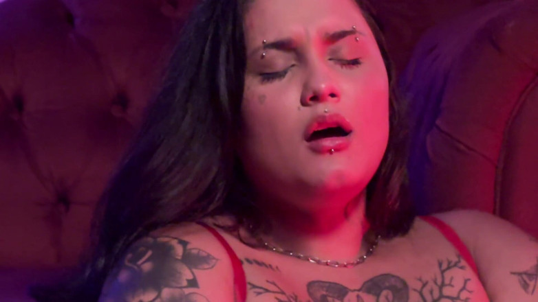 Quente club: Gordinha, ruiva e morena peluda brincam com seus consolos