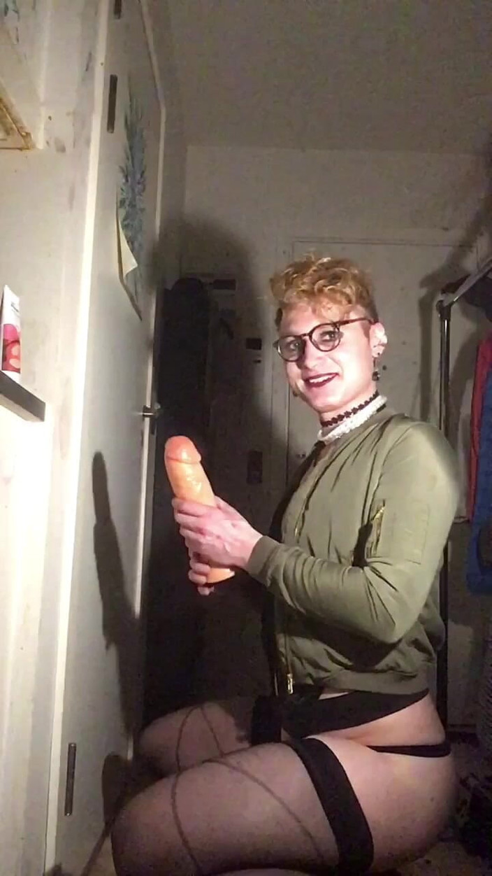 Sissy Cindy Slut: Puszczalska maminsynek