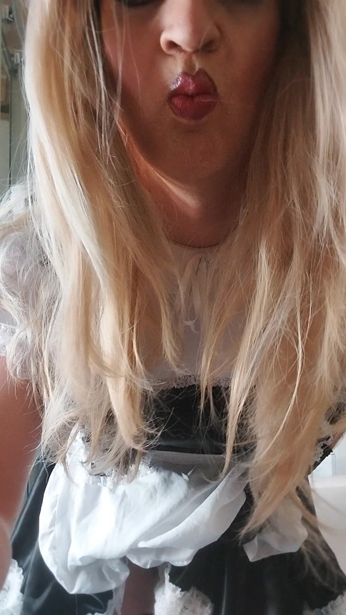 Cindy Belfast: Servitoare obraznică efeminată ejaculează la serviciu