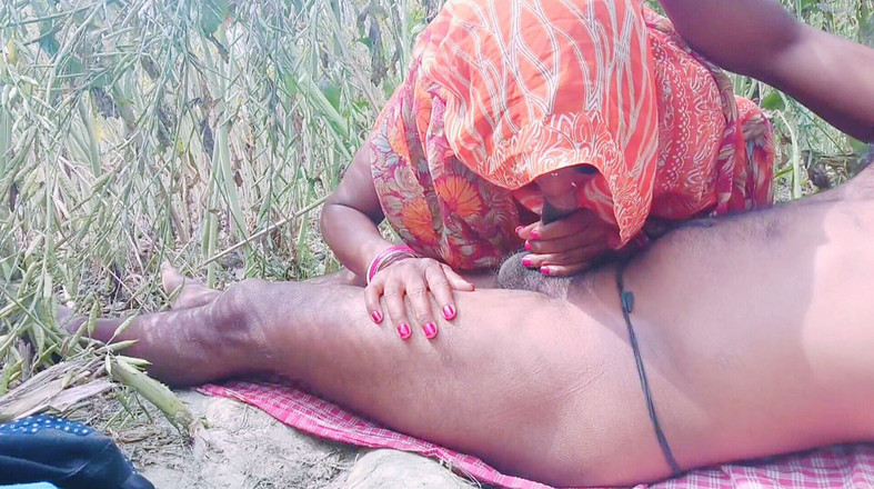 Sumang studio: 丈夫让他的妻子在森林里吮吸他的鸡巴并操她的阴户