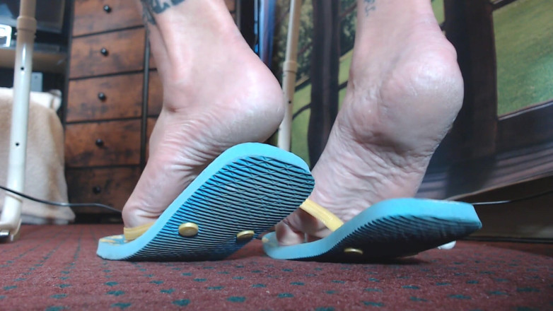 Abby Anna: Blue rubber flipflop shoeplay