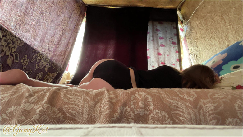 GassyKat: Sesiune obraznică Shed Pârțuri în chiloți