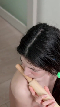 My18teens - Ładna brunetka dziewczyna rucha swoją cipkę w kuchni