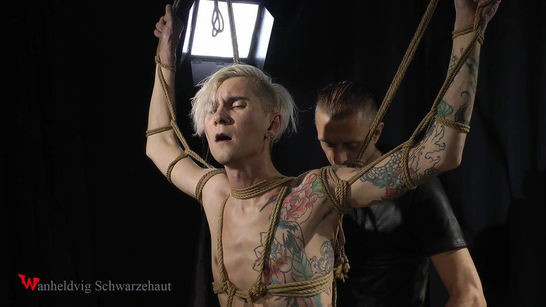 Wanheldvig: Het massage prostata för tatuerad twink