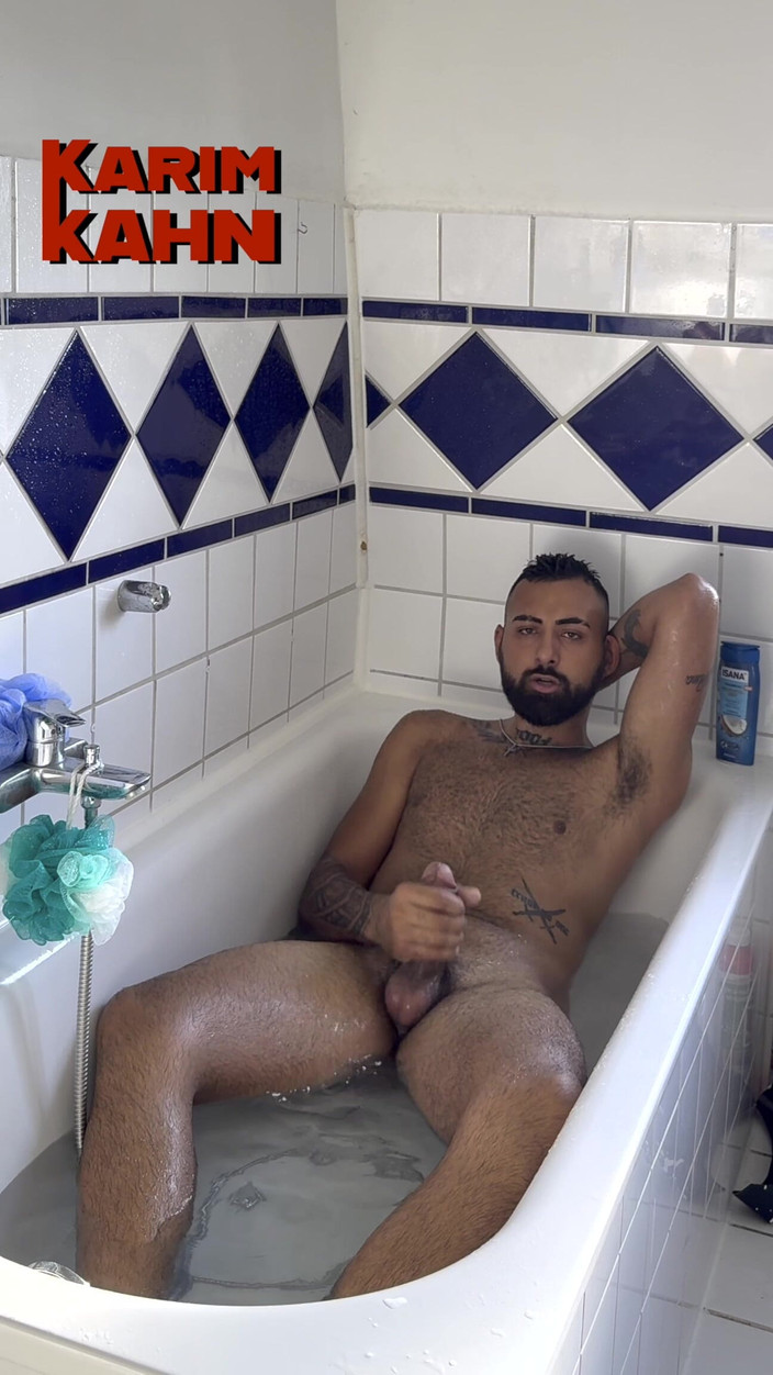 Karim Kahn: Am ejaculat din greșeală în propria mea gură în cadă