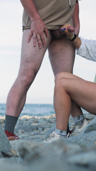 Żart! Ekshibicjonista z nagim tyłkiem spotkał nieznajomą nimfomanka na plaży!
