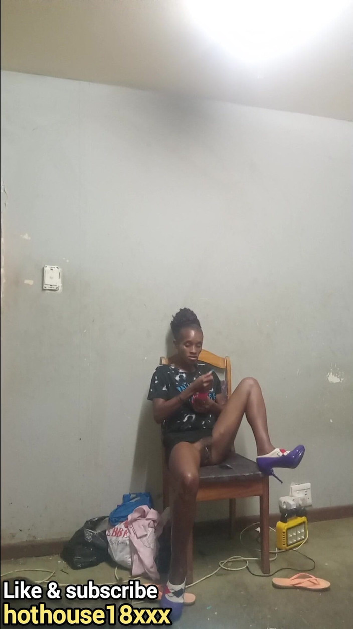 hothouse18xxx: Heiße hure spielt mit muschi &amp; Vibrator auf dem Stuhl in...