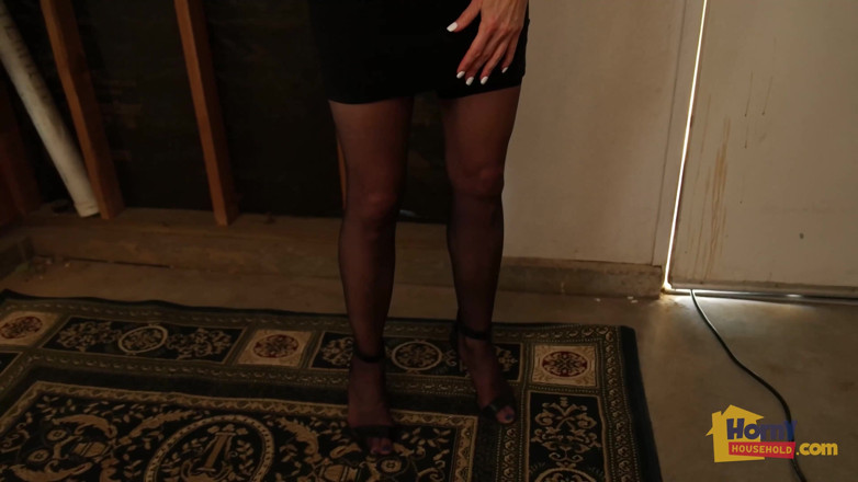 Horny Household: 남편을 구하기 위해 자지를 빨아주는 마누라