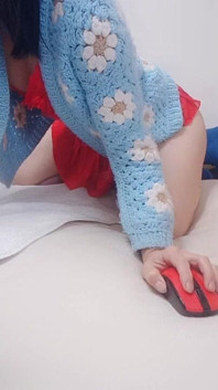 Hana Kıyafetlerini Yavaşça Alıyor Ve Sonra Minik Göt Deliği Minik Amcık Ortaya Çıkıyor