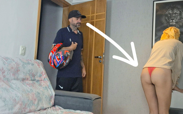 ksalnovinhos: Casada принимает доставщика Ifood без трусов!