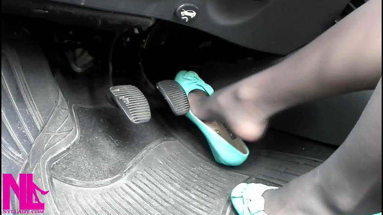 Nyllady: Revving My Car i sexiga röda balettlägenheter