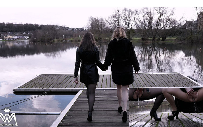 Wet-Wonder: 公共小便游行 #23。充满泡泡，码头上的咯咯笑声！