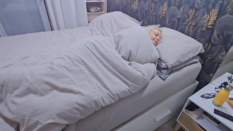 Sofy13: Il mio figliastro viene a scopare la figa a letto...