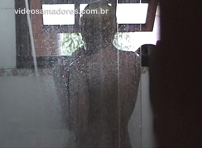 Amateurs videos: Blonde with beautiful natural curves taking a shower