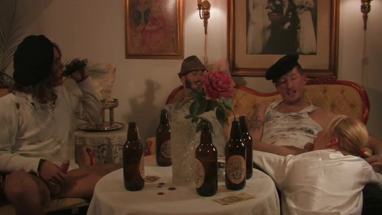 Berlin Orgy: Impresionante milf gangbanged por jóvenes chicos