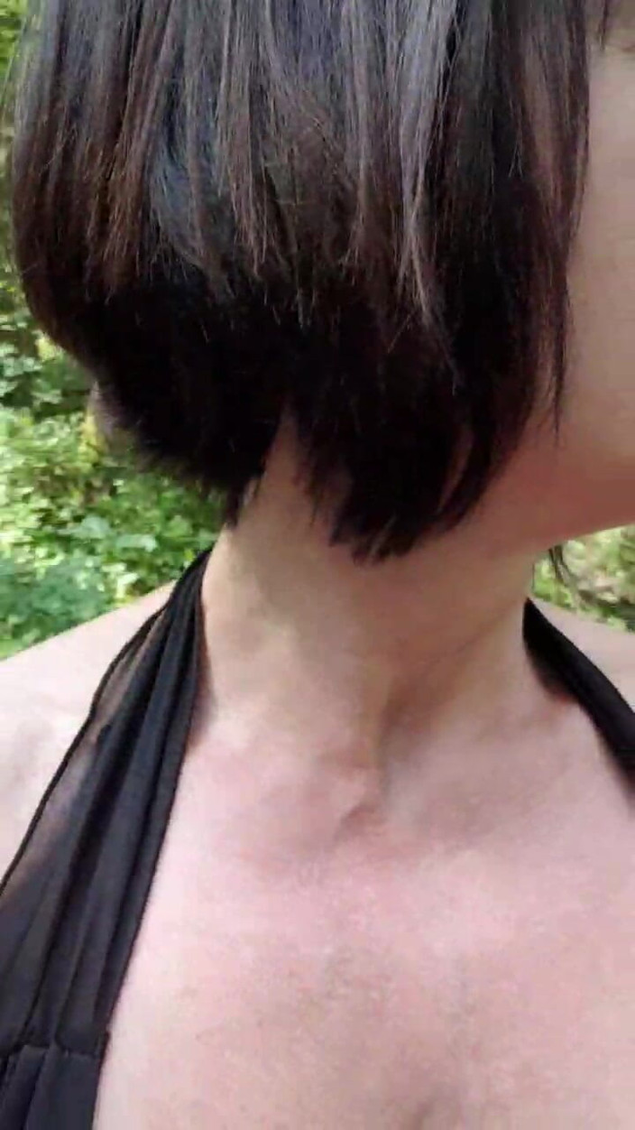 JulieEroticDress: Nahý běh u silnice se squirtem