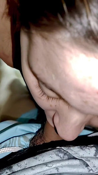 Nicole knubbig avsugning och handjob