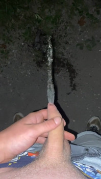 Teenie-junge pisst im freien