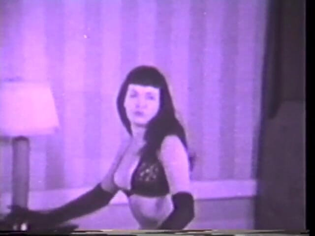 Vintage Usa: La modelo vintage americana Betty Paige realiza un baile sensual