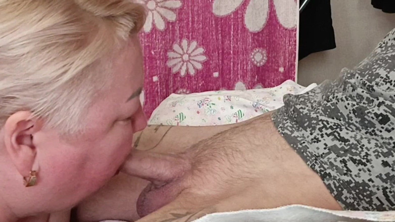 Zona901: 継母は深いフェラチオをし、私のペニスをけいれんさせます