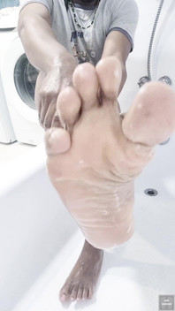 I Clean Sensually My Feet (2025)