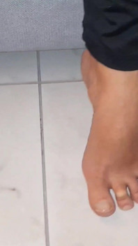 Istri dewasa rambut pirang amatir lagi asik pemujaan kaki dan tubuh