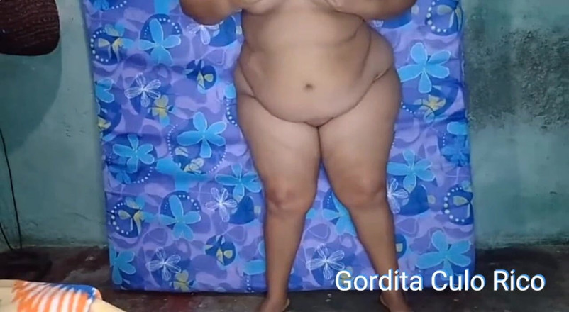 Gordita Culo Rico: Het mollige meisje toont haar beste poses die ze graag...