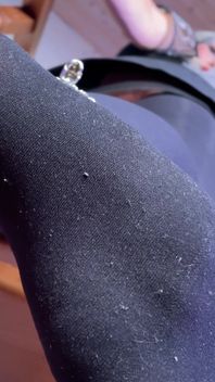 Wiem, że chcesz, żeby moja lekko spocona nylonowa stopa z wykwintnym zapachem powoli spadała na twoją twarz