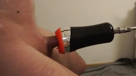 Edging机器缓慢地给鸡巴挤奶并达到高潮