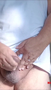 Lo stallone non circonciso super spesso spara un grande 4K