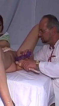 MILF matang berambut merah diregangkan luas oleh mainan doktor