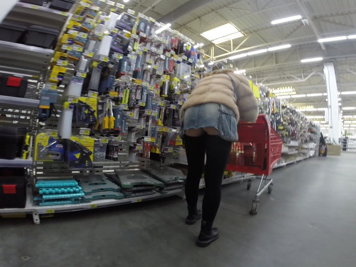 Sonya Pretty: Berjalan tanpa pakaian