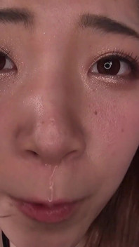 Saya minami ti masturba con il suo naso