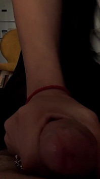 Jasmine rouge verführt ihren ehemann mit hand und blowjob
