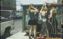 Lez Mates: Три сексуальные телочки-лесбиянки развлекаются на улице