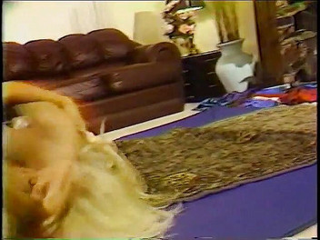 My MILF: ブロンドとブルネットは裸で格闘