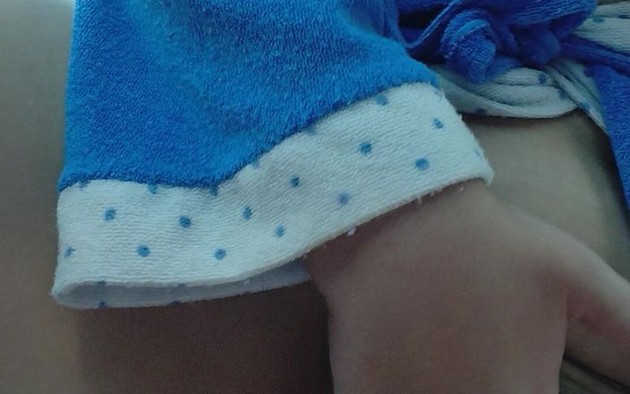 Vaginabig88: Studentă care se masturbează în stare umedă