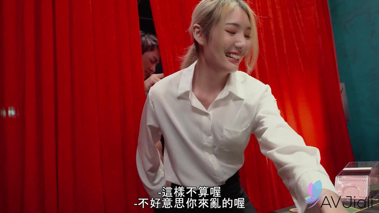 AV Jiali: Сексуальная блондинка тайваньская девушка - дилер, которую трахают на работе